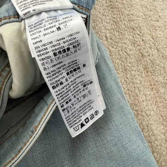 NWT New Levi’s Boyfriend Light Wash Blue Jeans 18W - Picture 12 of 12